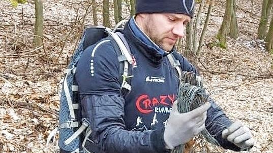 Oli sammelte am Muschelkalkweg weggeworfenen Müll ein.