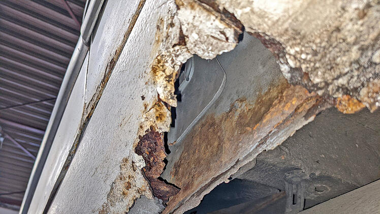 Durchgerosteter Boden- und Schwellenbereich.