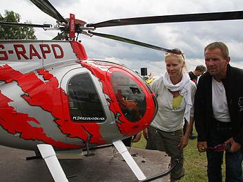 Auch Frauen können sich für die Hubschrauber-Modelle begeistern: Nicole Dressendörfer teilt die Leidenschaft ihres Mannes und hat die Velourssitze im Heli gefertigt - mit Steppnähten und dicker Polsterung. Die Sicherheitsgurte sind aus BH-Trägern... Fotos: Sonja Adam