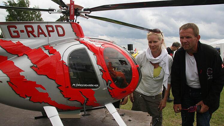 Auch Frauen können sich für die Hubschrauber-Modelle begeistern: Nicole Dressendörfer teilt die Leidenschaft ihres Mannes und hat die Velourssitze im Heli gefertigt - mit Steppnähten und dicker Polsterung. Die Sicherheitsgurte sind aus BH-Trägern... Fotos: Sonja Adam