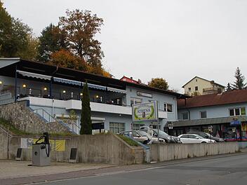 Dieses Wohn- und Geschäftshaus in der Kissinger Straße hat den Eigentümer gewechselt: Im zweiten Anlauf kam es bei einer Zwangsversteigerung für 138 000 Euro unter den Hammer. Foto: Ulrike Müller