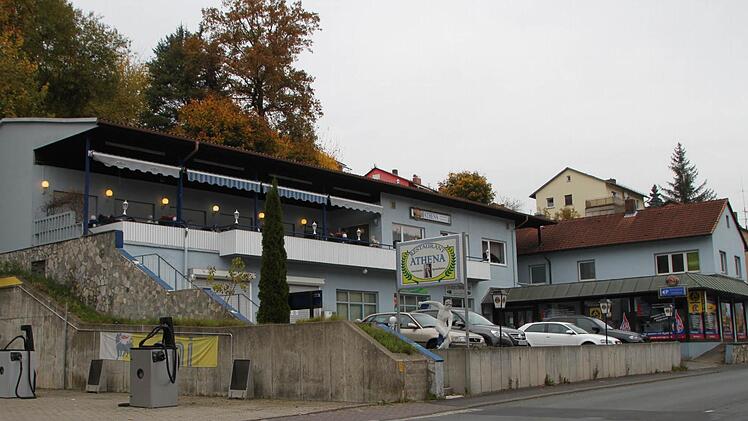 Dieses Wohn- und Geschäftshaus in der Kissinger Straße hat den Eigentümer gewechselt: Im zweiten Anlauf kam es bei einer Zwangsversteigerung für 138 000 Euro unter den Hammer. Foto: Ulrike Müller