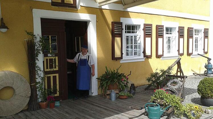 Der Müller steht im Eingang zur Mühle. Die Greienmühle diente als Schauplatz für den Film.  Foto: W. Schramm