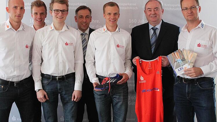 Sparkassen-Chef Reinhard Lugschi (Zweiter von rechts) und Landrat Alexander Tritthart (Vierter von links) wünschten Florian Lang, Bastian Grau, Alexander Barth, Martin Grau und Trainer Markus Mönius (von links) viel Erfolg für anstehende Freiluft-Saison.