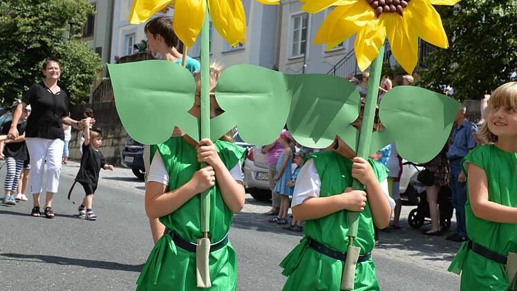 Blickfang waren diese Riesen-Sonnenblumen. Foto: Ronald Rinklef
