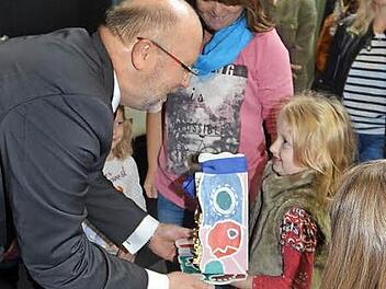 Juli überreicht an Bürgermeister Egon Herrmann ein Insektenhotel vom Kindergarten Fridolin Hummendorf. Foto: K.-H. Hofmann