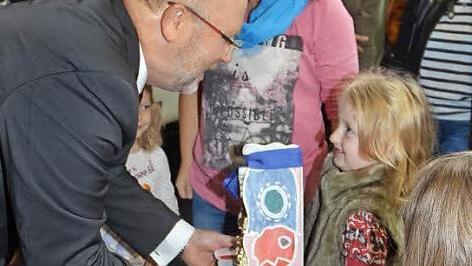 Juli überreicht an Bürgermeister Egon Herrmann ein Insektenhotel vom Kindergarten Fridolin Hummendorf. Foto: K.-H. Hofmann