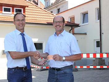 Ob der Schlüssel passt? Symbolisch übergab Stadtwerke-Chef Michael Garhamer (links) den Schlüssel an Dieter Muth, den Vorsitzenden der Verwaltungsgemeinschaft Bad Brückenau. Foto: Ulrike Müller