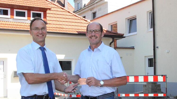 Ob der Schlüssel passt? Symbolisch übergab Stadtwerke-Chef Michael Garhamer (links) den Schlüssel an Dieter Muth, den Vorsitzenden der Verwaltungsgemeinschaft Bad Brückenau. Foto: Ulrike Müller