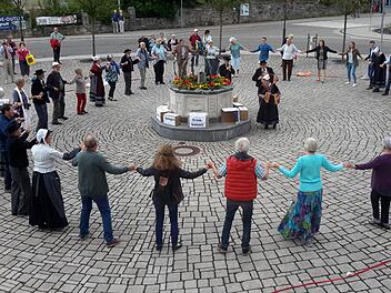 Das hatte durchaus Symbolcharakter. Die Akteure der französischen Tanzgruppe "La Javelle" integrierten die deutschen und englischen Zuschauer spontan in ihren Auftritt, so dass sich rund um den Brunnen auf dem Rathausplatz ein internationaler Freundeskreis formierte. Rolf Pralle