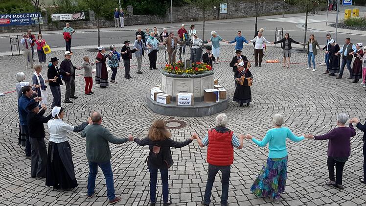 Das hatte durchaus Symbolcharakter. Die Akteure der französischen Tanzgruppe "La Javelle" integrierten die deutschen und englischen Zuschauer spontan in ihren Auftritt, so dass sich rund um den Brunnen auf dem Rathausplatz ein internationaler Freundeskreis formierte. Rolf Pralle