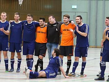 Die Kulmbacher Schiris fiebern im Spiel um Platz 5 mit ihrem Siebenmeterschützen mit. Foto: Monika Limmer