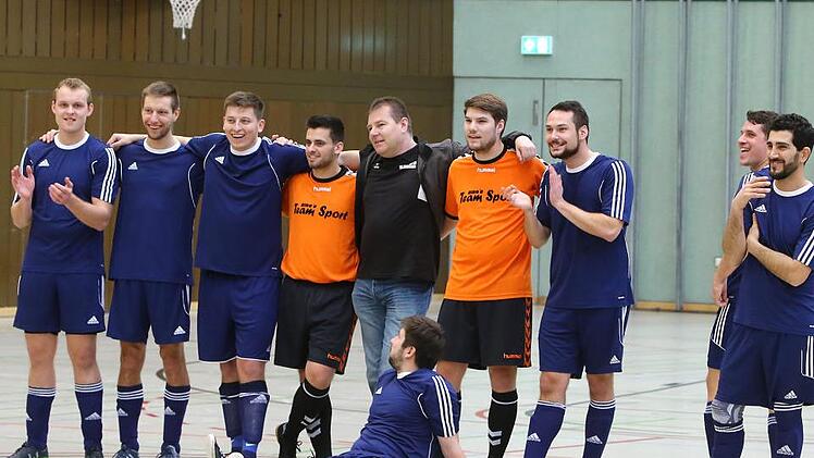 Die Kulmbacher Schiris fiebern im Spiel um Platz 5 mit ihrem Siebenmeterschützen mit. Foto: Monika Limmer