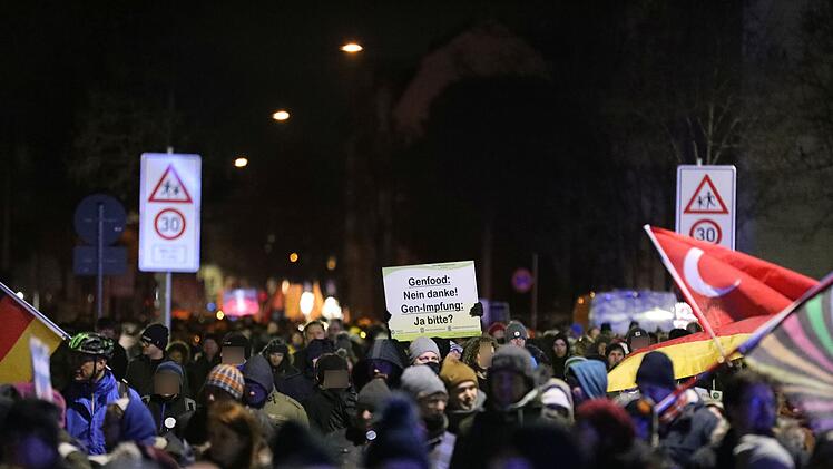 Corona-Spaziergang durch Fürth: Mehr Teilnehmer als erwartet