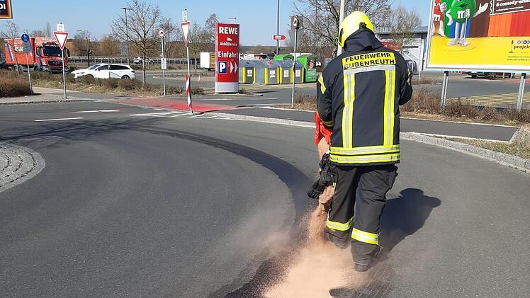Bubenreuth: "Verunreinigte Fahrbahn": Dieselspur im Gewerbegebiet Bruckwiesen gemeldet