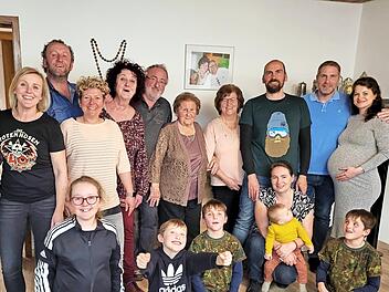 Kunigunde Marr-Korzendorfer (stehend, Mitte) freut sich sehr über die vielen Gratulanten.