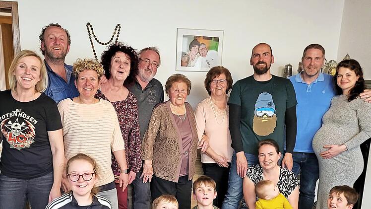 Kunigunde Marr-Korzendorfer (stehend, Mitte) freut sich sehr über die vielen Gratulanten.