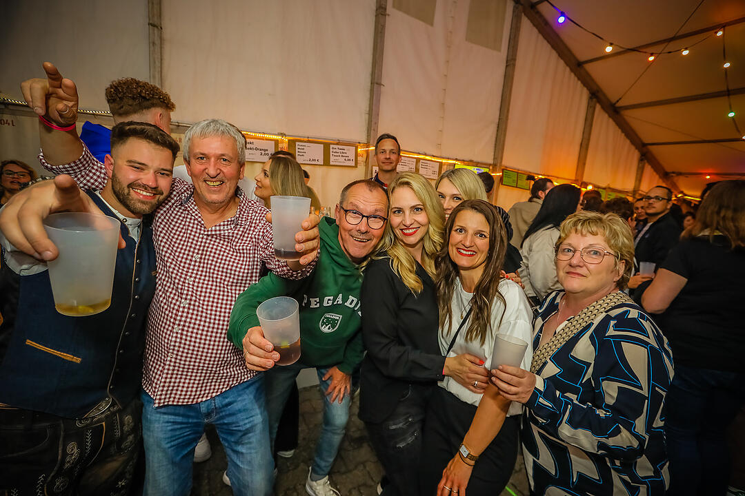 Samstagsparty im Festzelt!