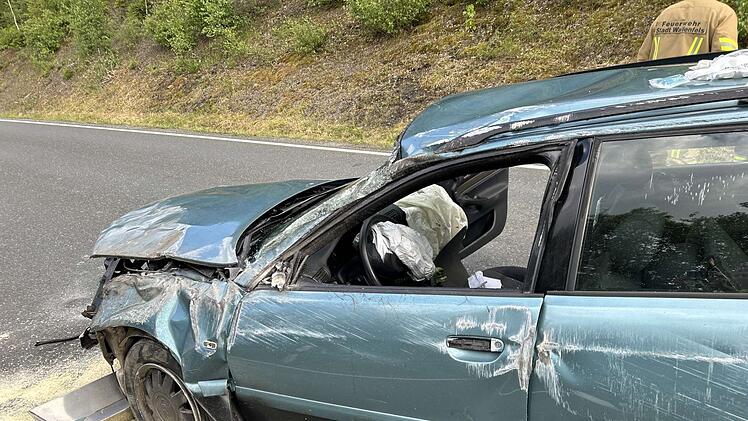 Crash auf der B173 im Kreis Kronach: Auto &uuml;berschlug sich - Stra&szlig;e musste gesperrt werden