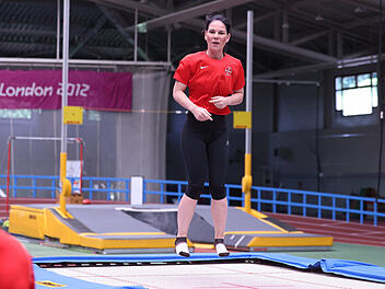 Baerbock spielt Wahrheit oder Pflicht in der ARD - und muss einen Handstand machen