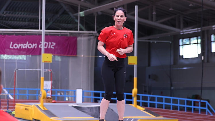 Baerbock spielt Wahrheit oder Pflicht in der ARD - und muss einen Handstand machen