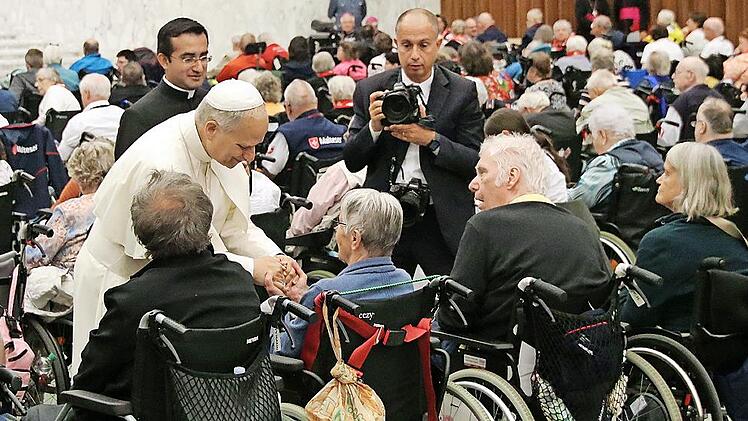 Papst Leo begrüßt jeden Menschen mit Behinderung aus der Erzdiözese Bamberg einzeln.