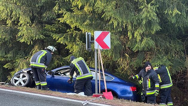 Auf spiegelglatter Stra&szlig;e: Frau stirbt bei Frontalzusammensto&szlig;