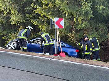 Auf spiegelglatter Stra&szlig;e: Frau stirbt bei Frontalzusammensto&szlig;