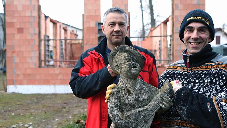 Auf Schloss Wernsdorf musizieren selbst die  Statuen. Hinter der Figur stehen  Thomas (links) und  Andreas Spindler. Im Hintergrund ist die  entstehende  Werkstatt zu sehen.  Foto: Matthias  Hoch