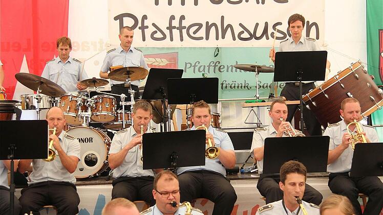 Das Heeresmusikkorps Veitshöchheim spielt bei heißen Temperaturen im Zelt südländische Melodien.