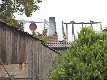 Hier ist gut zu sehen, wie sehr der Dachstuhl bei dem Feuer zerstört wurde. Foto: Heinz Marr