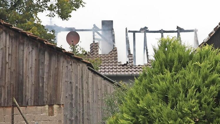 Hier ist gut zu sehen, wie sehr der Dachstuhl bei dem Feuer zerstört wurde. Foto: Heinz Marr