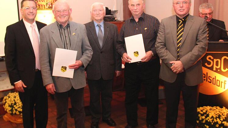 55 Jahre im SCA sind Josef Reuter (2. v. l.) und Georg Bär (2. v. r.).