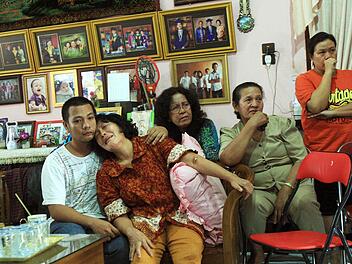 Schmerzhafte Ungewissheit: Eine indonesische Familie verfolgt am Fernsehen die Berichterstattung rund um die verschollene Maschine der Malaysian Airlines. Foto: dpa