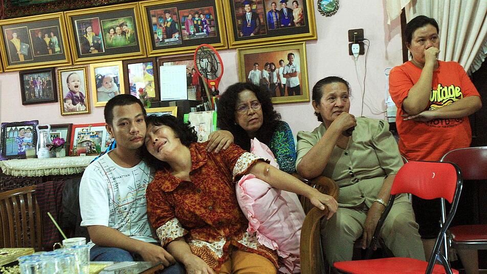 Schmerzhafte Ungewissheit: Eine indonesische Familie verfolgt am Fernsehen die Berichterstattung rund um die verschollene Maschine der Malaysian Airlines. Foto: dpa