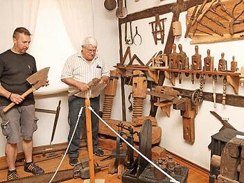 Im Eltmanner Heimatmuseum: Vorsitzender Rainer Reitz und Museumsleiter Willi Lediger (von links) inmitten der Werkzeuge für die Holzbearbeitung und mit besonderen Beilen in der Hand Fotos: Günther Geiling