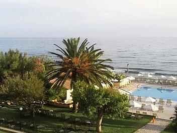 Das Idyll trügt nicht: Auch in diesen schweren Zeiten für Griechenland bietet Korfu den Gästen nur angenehmen Seiten, wie dieses Urlaubsfoto der Untermerzbacher zeigt. Ein Blick vom Hotel-Balkon aufs Meer. Foto: Stephanie Langguth