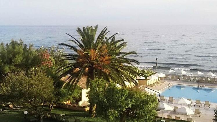 Das Idyll trügt nicht: Auch in diesen schweren Zeiten für Griechenland bietet Korfu den Gästen nur angenehmen Seiten, wie dieses Urlaubsfoto der Untermerzbacher zeigt. Ein Blick vom Hotel-Balkon aufs Meer. Foto: Stephanie Langguth