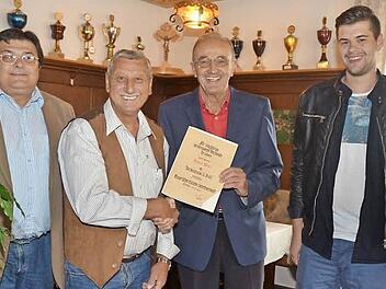 Hohe BLSV-Ehrung für Josef Beez. Im Bild (von links) Dritter Bürgermeister Wolfgang Förtsch, Ehrenvorsitzender Josef Beez, BLSV-Kreisvorsitzender Karl H. Fick und der Vorsitzende des TTC Brauersdorf, Kevin Fritsch Foto: Karl- Heinz Hofmann