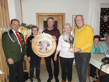 Schießleiter Alxander Metz (li) mit (v. li.) Sternenkönig Felix Wimmel, Hans Pfrang, Gewinner der Michael-Bauer-Gedächtnisscheibe, Gerda und Wolfgang Wimmel, Gewinner des Er- und Sie-Pokals. Foto: Wimmel