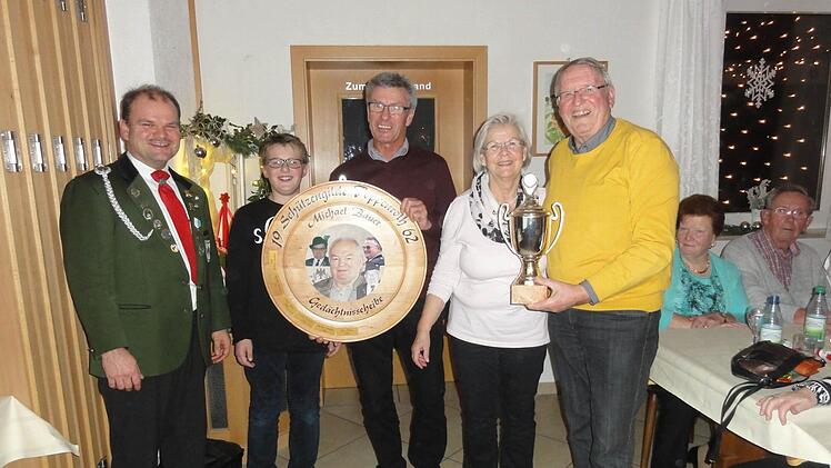 Schießleiter Alxander Metz (li) mit (v. li.) Sternenkönig Felix Wimmel, Hans Pfrang, Gewinner der Michael-Bauer-Gedächtnisscheibe, Gerda und Wolfgang Wimmel, Gewinner des Er- und Sie-Pokals. Foto: Wimmel