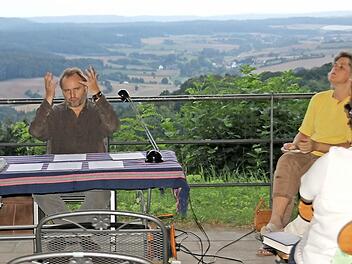 Helmut Vorndran in seinem Element und seinem Lieblings-Vorleseort: dem Gewölbe der Ruine Altenstein. Foto: Ralf Kestel