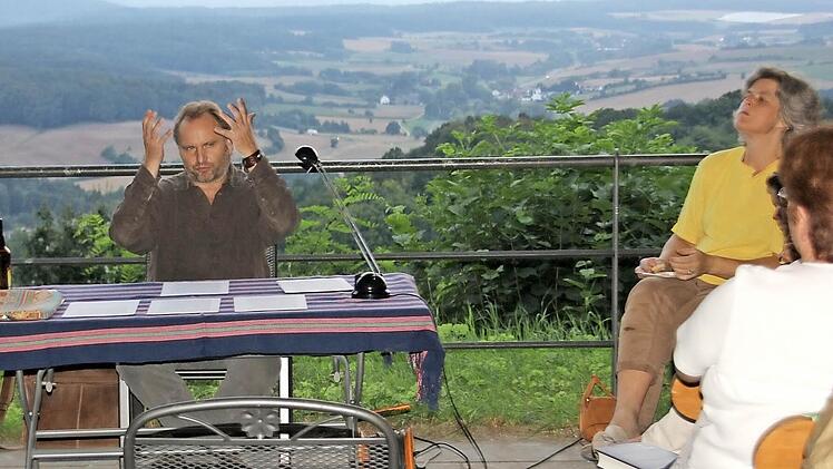 Helmut Vorndran in seinem Element und seinem Lieblings-Vorleseort: dem Gewölbe der Ruine Altenstein. Foto: Ralf Kestel