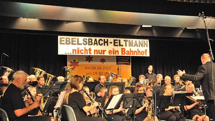 Das große Orchester glänzte bei seinem Auftritt in Ebelsbach ebenso,...