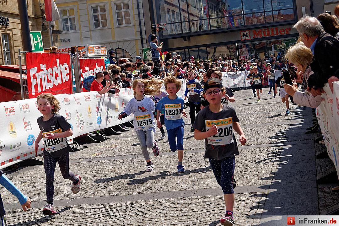 Weltkulturerbelauf 2017 in Bamberg: Der Zieleinlauf am Maxplatz