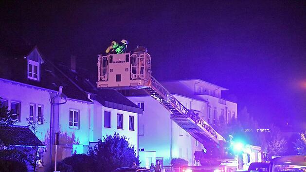 Bewohner im Dachgeschoss musste die Feuerwehr mittels Drehleiter aus dem Haus bringen. Foto: Ronald Rinklef