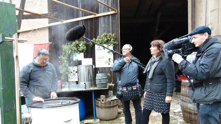 Der Gräfenberger Scheunenbesitzer Roland Singer braut  gerade Bier für das Scheunenfest. Sybille Krafft vom BR mit ihrem Team begleitet ihn dabei.Petra Malbrich