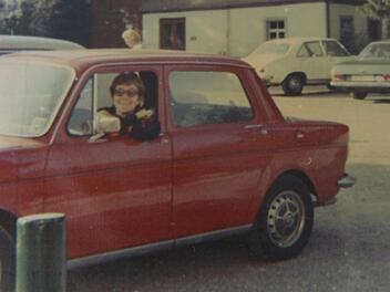 Wilmya Zimmermann in ihrem roten Flitzer Foto: privat