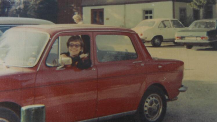 Wilmya Zimmermann in ihrem roten Flitzer Foto: privat