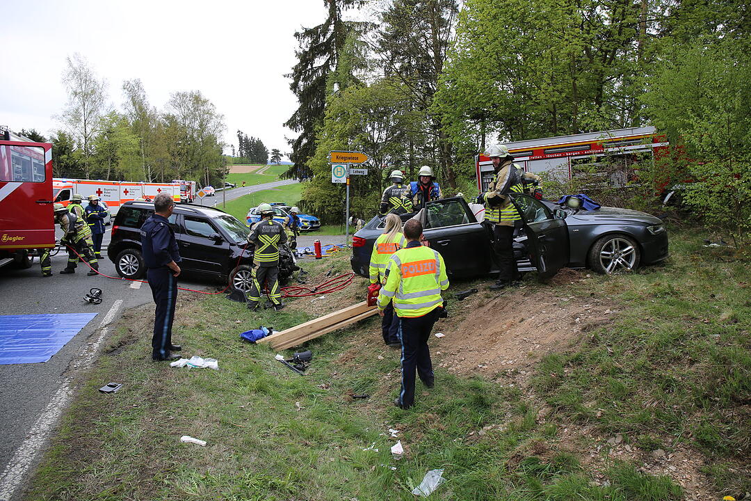 Schwerer Unfall im Landkreis Hof - Hubschraubereinsatz